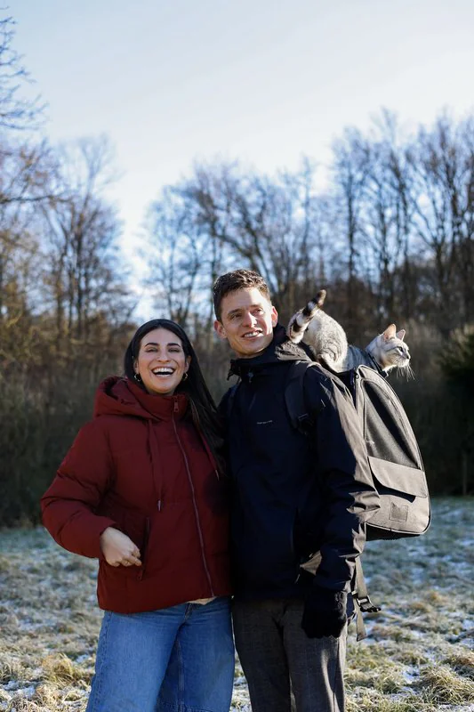 Lena und Christian, Gründer der Katzenschule, mit ihrer Katze Nala
